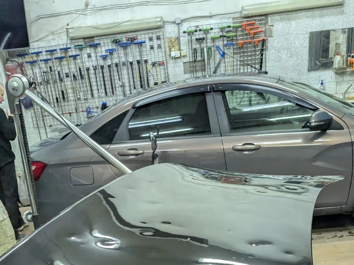 Honda Accord после града под контрольным светом